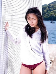 Japan idol Yukie Kawamura can´t say in which bath suit she looks best