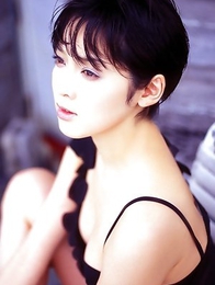 Nami Ishibashi reveals hot body in white lingerie for you