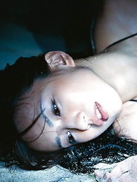 Maomi Yuuki changes sexy outfits while posing so erotically